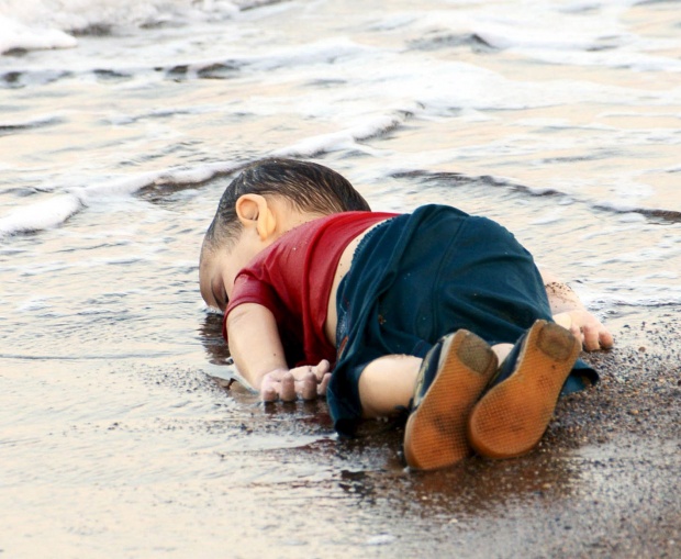 REFILE - CORRECTING BYLINEATTENTION EDITORS - VISUALS COVERAGE OF SCENES OF DEATH OR INJURYA young migrant, who drowned in a failed attempt to sail to the Greek island of Kos, lies on the shore in the Turkish coastal town of Bodrum, Turkey, September 2, 2015. At least 11 migrants believed to be Syrians drowned as two boats sank after leaving southwest Turkey for the Greek island of Kos, Turkey's Dogan news agency reported on Wednesday. It said a boat carrying 16 Syrian migrants had sunk after leaving the Akyarlar area of the Bodrum peninsula, and seven people had died. Four people were rescued and the coastguard was continuing its search for five people still missing. Separately, a boat carrying six Syrians sank after leaving Akyarlar on the same route. Three children and one woman drowned and two people survived after reaching the shore in life jackets. REUTERS/Nilufer Demir/DHAATTENTION EDITORS - NO SALES. NO ARCHIVES. FOR EDITORIAL USE ONLY. NOT FOR SALE FOR MARKETING OR ADVERTISING CAMPAIGNS. THIS IMAGE HAS BEEN SUPPLIED BY A THIRD PARTY. IT IS DISTRIBUTED, EXACTLY AS RECEIVED BY REUTERS, AS A SERVICE TO CLIENTS. TURKEY OUT. NO COMMERCIAL OR EDITORIAL SALES IN TURKEY. TEMPLATE OUT